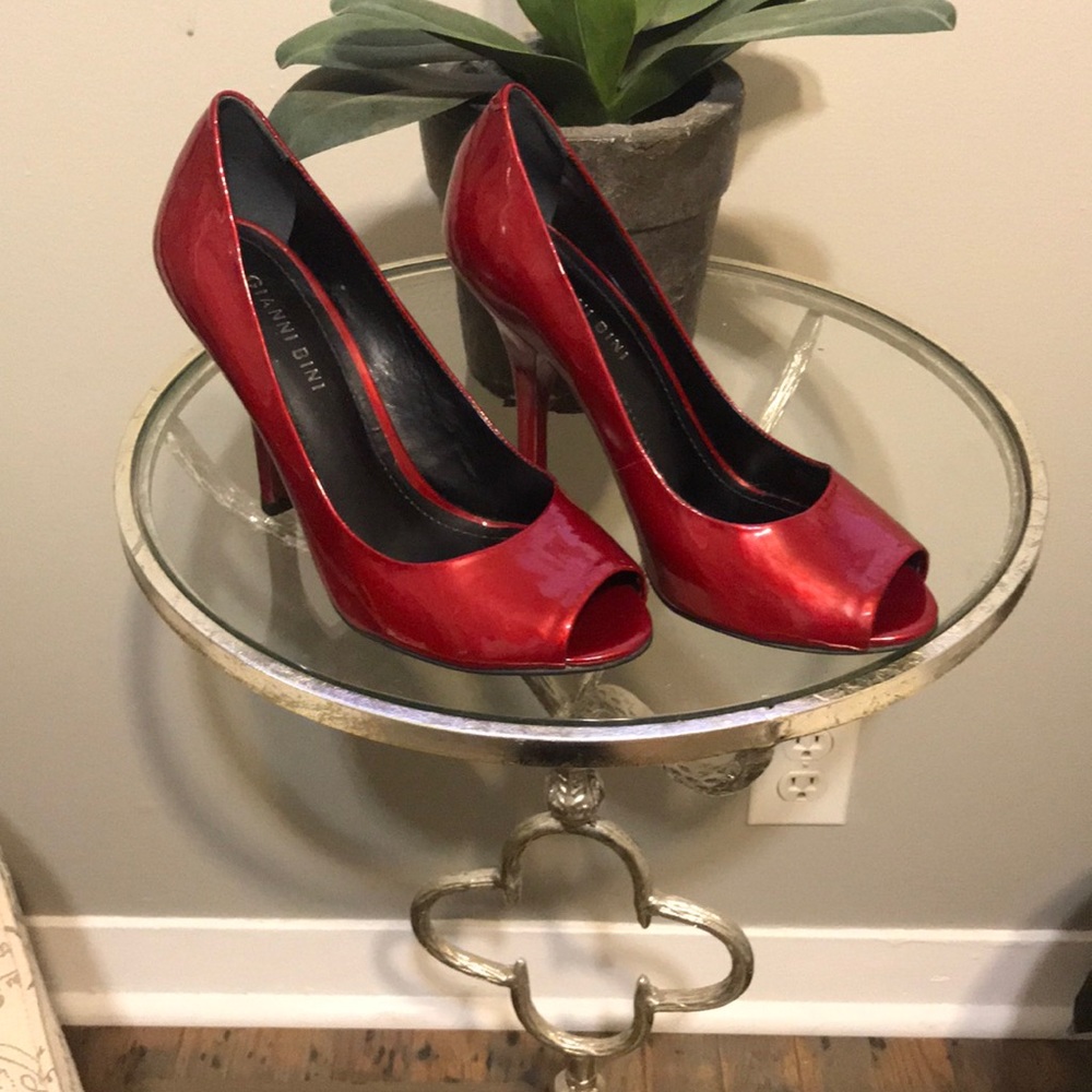 Red pumps